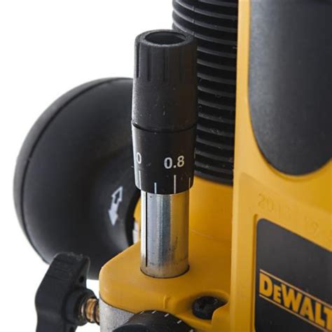 Видео фрезер DeWalt DW621 QS