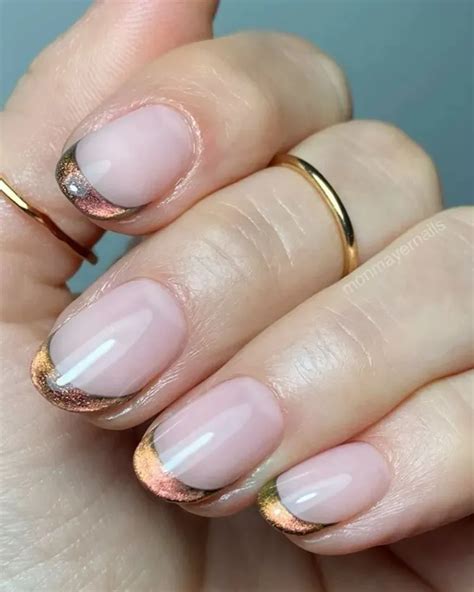 Velvet nails La tendance manucure automne 2022 à effet velours qui