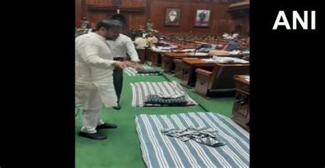 Watch Video Congress Mlas Protest In Karnataka Assembly Over