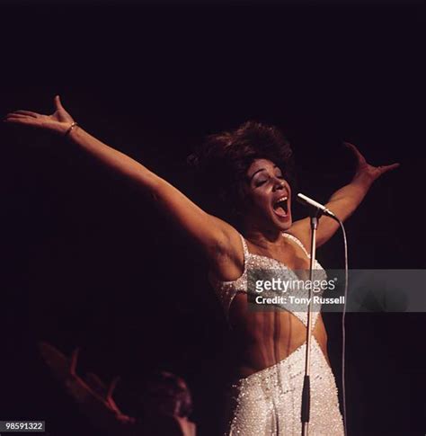 4 172 Photos Et Images Haute Résolution De Shirley Bassey Getty Images