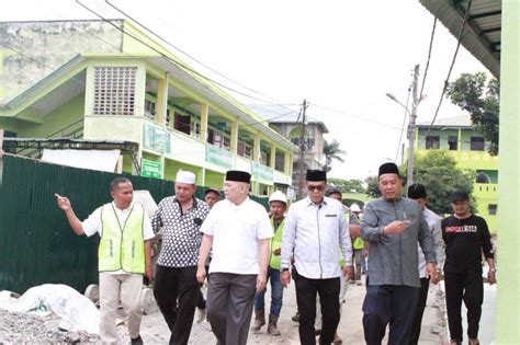 REKTOR UNIVA MEDAN TINJAU PROGRES PEMBANGUNAN BIRO REKTOR DAN PEMBAGIAN