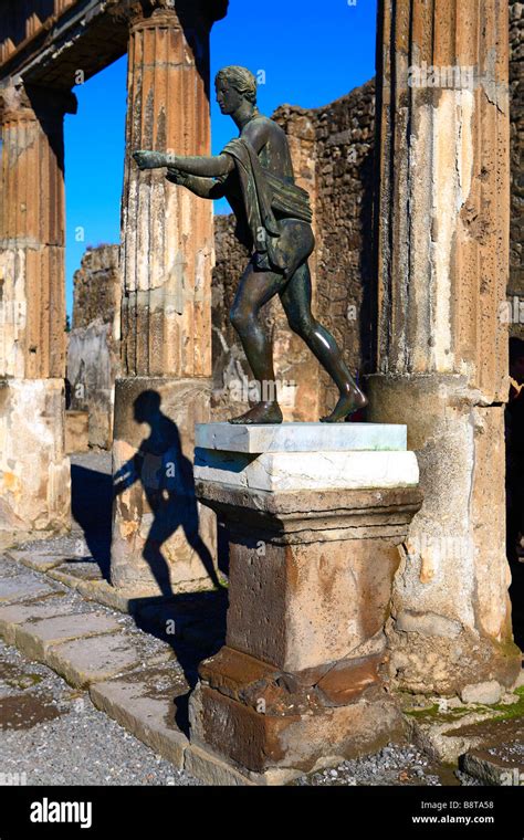 Casts of bodies of pompeii hi-res stock photography and images - Alamy