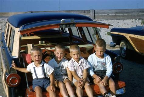 35 Old Snaps Show People With Their Station Wagons in the 1960s ...