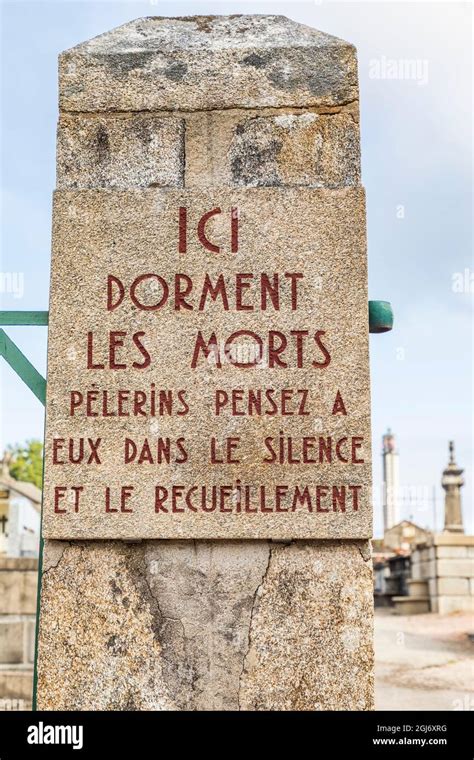 Europe France Haute Vienne Oradour Sur Glane Panneau Indiquant