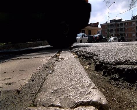 MERCOGLIANO BUCHE E AVVALLAMENTI LUNGO VIALE SAN MODESTINO