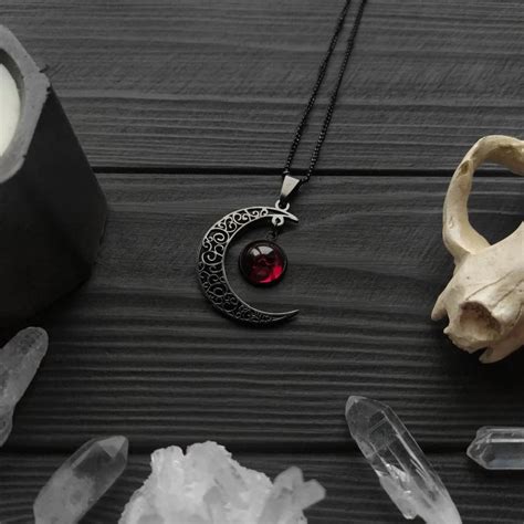 Collar gótico de Luna creciente para mujer colgante de Luna Roja de