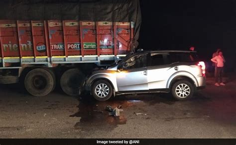 5 Dead 1 Injured As Suv Crashes Into Truck On Gujarat Highway