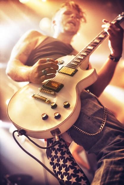 Homem da guitarra e palco para apresentação de concerto de rock e canto