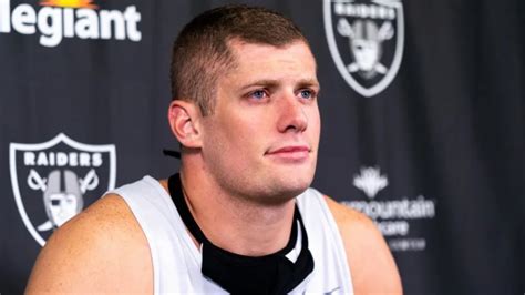 Camisa de Carl Nassib assume liderança em vendas da NFL após jogador se