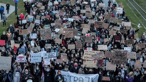 Polonia Il Premier Condanna La Barbarie Delle Manifestazioni Contro