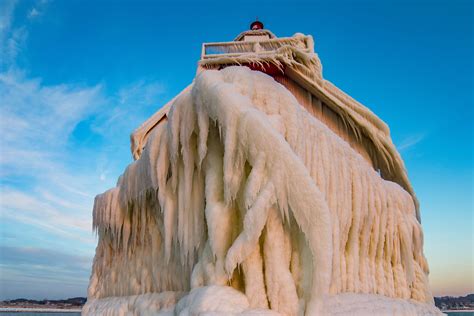 Incredible Frozen Lighthouses On Lake Michigan In Pictures Lake