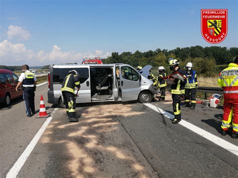 A3 bei Höchstadt Van kracht mit neun Insassen in Leitplanke