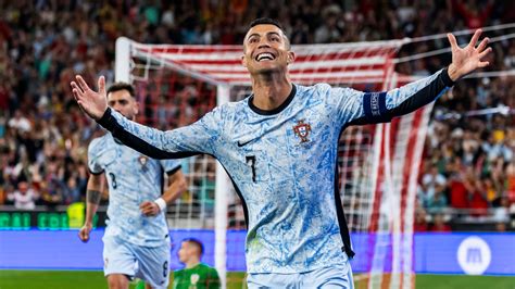 Soccer Cristiano Ronaldo Est Le Premier Joueur De L Histoire Avec 900