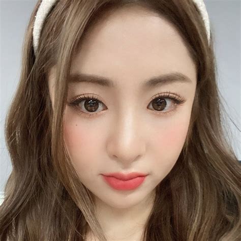 Lesserafim Yunjin Selca Icon In 2022 Yk2 Aesthetic Korean Girlfriend Real Girlfriends