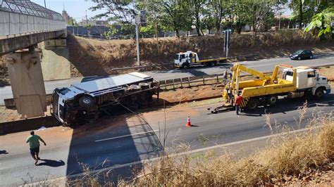 Acidente Interdita Parte Da Pista Da Rodovia Washington Lu S Em Rio