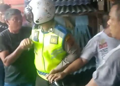 Viral Pemotor Tak Terima Ditilang Hingga Adu Jotos Dengan Polisi Di