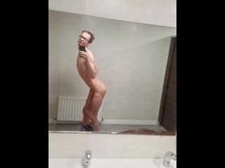 偷偷溜进公厕在镜子前炫耀我性感瘦削的身材和小屁股 Pornhub Gay