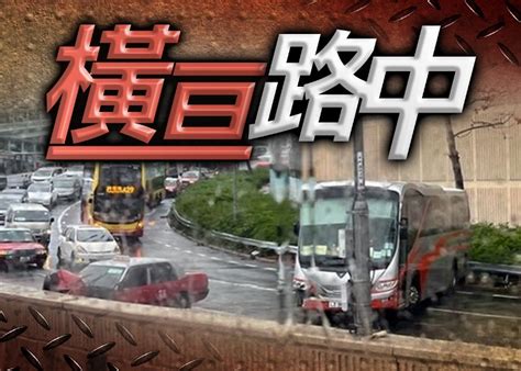 車cam直擊：龍翔道旅遊巴跣胎失控 的士閃避不及捱撞釀兩傷｜即時新聞｜港澳｜oncc東網