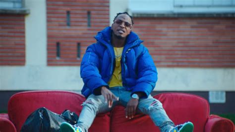 Niska Surveille Le Terrain Dans Le Clip 44