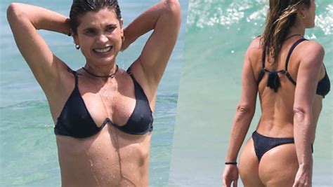 Foto Flávia Alessandra de biquíni exibiu barriga trincada em dia de