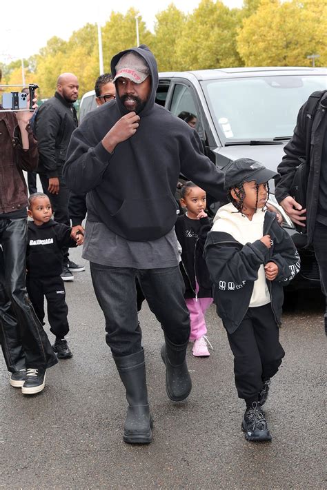 Kanye West Perdana Jadi Model Balenciaga Jalan Di Catwalk Penuh Lumpur