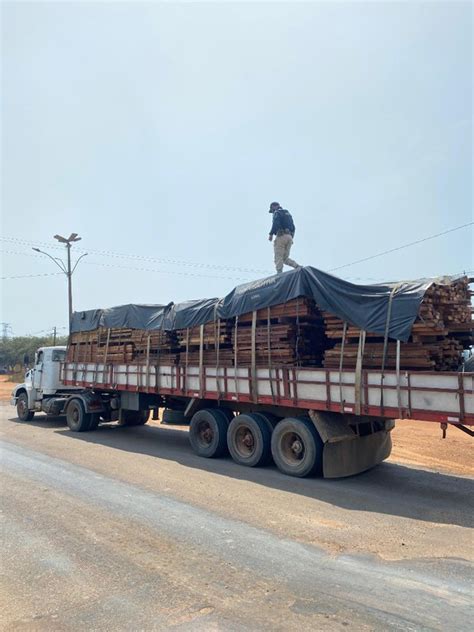 Em Itapu Do Oeste Ro Prf Identifica Transporte Irregular De Madeira