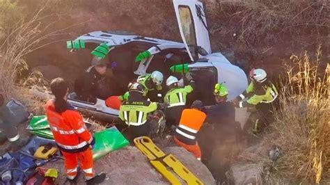 Un Muerto Y Dos Heridos Graves Al Salirse De V A Un Coche Y Caer Por Un