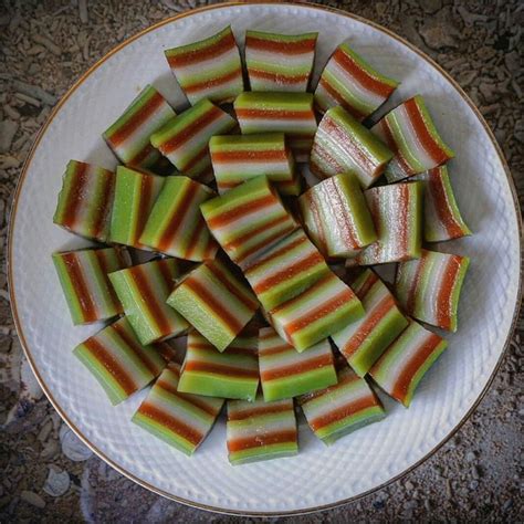 aneka kue sedap kue lapis  box ukuran medium merk aneka kue pe ajangambe