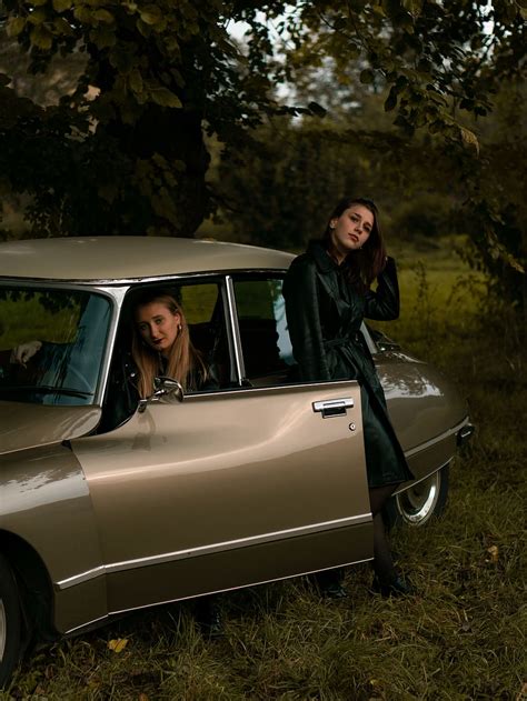 2 Mujeres Dentro Marrón Vendimia Coche Automóvil Automotor