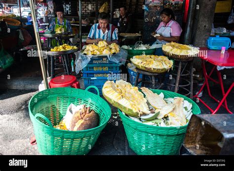 BANGKOK - THAILAND: Chinatown market in Bangkok Stock Photo - Alamy