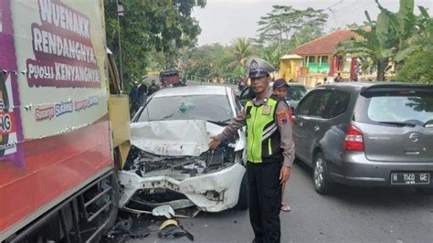 Kecelakaan Di Jalan Raya Cilacap Wangon Libatkan Tiga Kendaraan 3