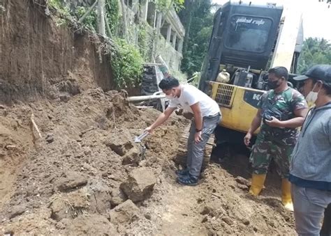 Tertimbun Longsoran Tebing Pekerja Proyek Tewas Bali Express