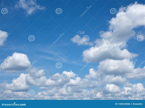 Cielo Azul Con Las Nubes Blancas Ligeras Foto De Archivo Imagen De