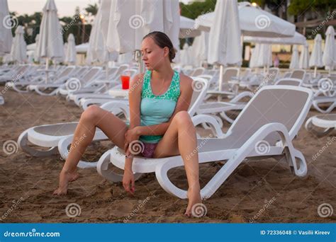 Muchacha Hermosa Joven En La Playa Que Mira Hacia Fuera Al Mar Foto De