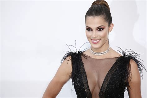 Iris Mittenaere 29 Ans Dévoile Son Corps Dans Un Maillot De Bain Très