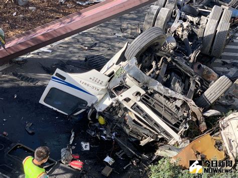 影／台61線西濱聯結車追撞大貨車 聯結車墜落橋下 中彰投 地方 Nownews今日新聞