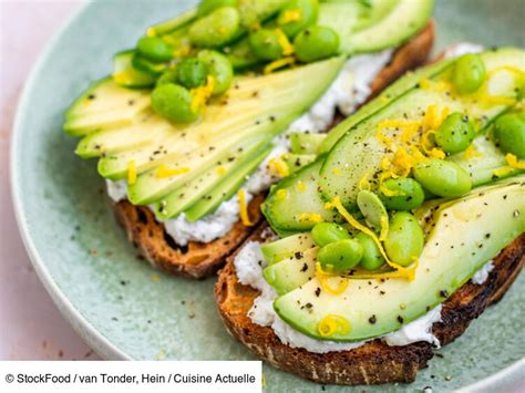 Avocado toast au fromage fouetté facile et rapide découvrez les