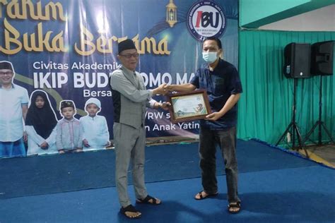 Ikip Budi Utomo Malang Berikan Penghargaan Tokoh Dan Santunan Anak Yatim