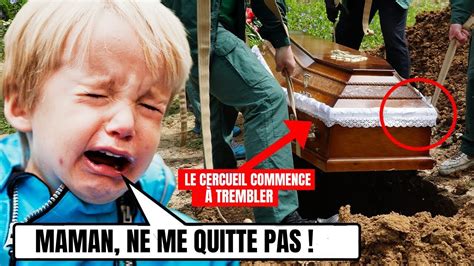 Un Enfant Pleure Aux Fun Railles De Sa M Re Puis Le Cercueil Commence