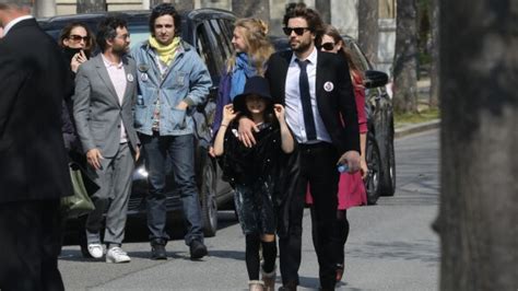 Photo Mathieu Demy fils de Agnès Varda sa femme Joséphine Wister