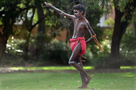 Australianos Aborígenes Bailando Danza Tradicional Durante Las