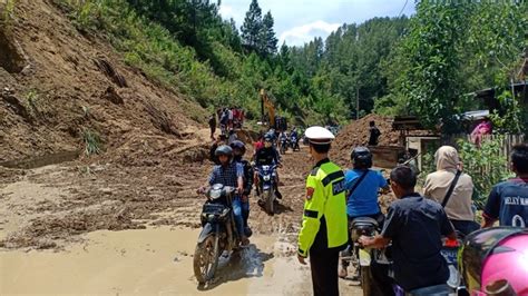 Material Longsor Dibersihkan Jalur Mamasa Polman Diberlakukan Sistem