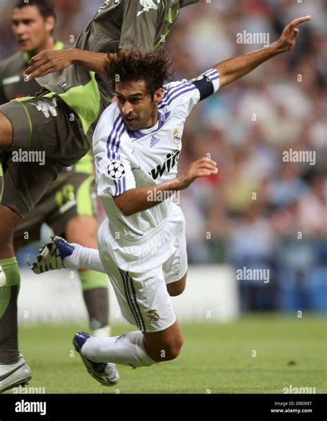 Real madrid teams captain raul hi-res stock photography and images - Alamy