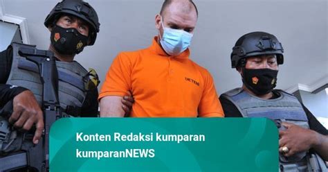 Foto WN Rusia Buronan Interpol Saat Dideportasi Dari Bali Kumparan