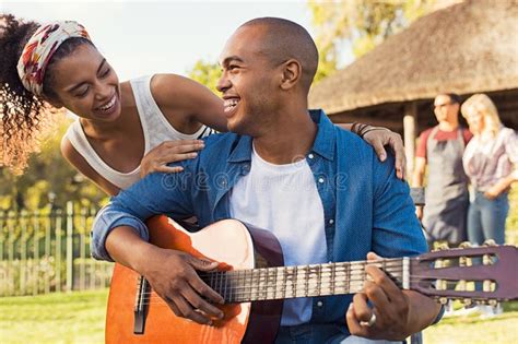 Hombre Feliz Que Toca La Guitarra Al Aire Libre Foto De Archivo