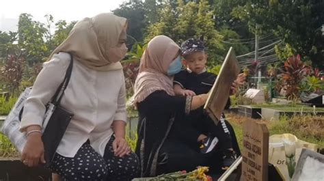 Bikin Netizen Mewek Gala Sky Ziarah Makam Vanessa Angel Dan Bibi