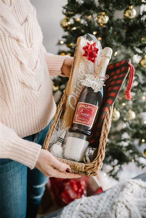 30 Best Christmas Gift Basket Ideas For Families And Others