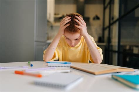 Retrato De Alumno Exhausto Cansado De Estudiar La Cabeza Con Las Manos