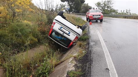 Auto Si Ribalta E Finisce In Una Cunetta Sulla Strada Provinciale