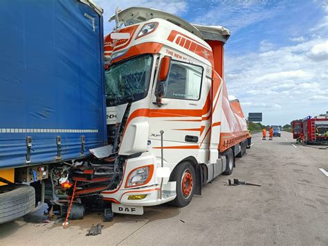 Schwerer Lkw Unfall Auf Der A In H He Uhrsleben Zwei Fahrer Verletzt